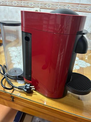 Cafetera Nespresso Vertuo Plus Roja.