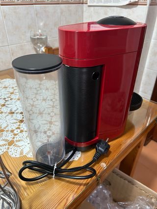 Cafetera Nespresso Vertuo Plus Roja.