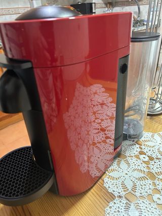 Cafetera Nespresso Vertuo Plus Roja.