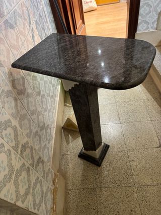 Pie de mármol/mesa auxiliar.