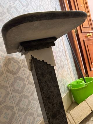 Pie de mármol/mesa auxiliar.