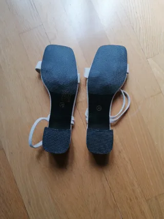 Sandalias beige con tacon bajo talla 39