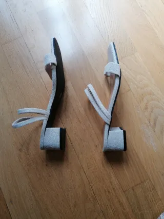 Sandalias beige con tacon bajo talla 39