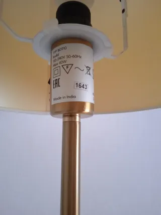 Lámpara de mesa beige y dorada