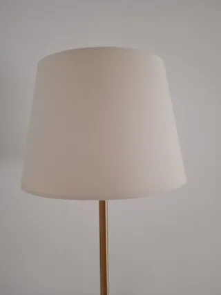 Lámpara de mesa beige y dorada