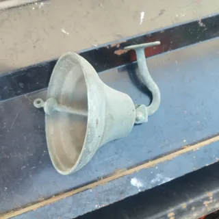 Campana de barco antigua