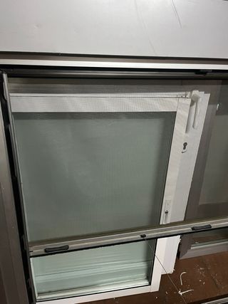 Ventana con persiana y mosquitera