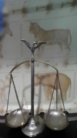 Balanza metálica decorativa