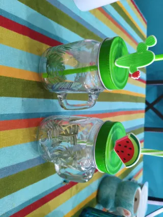 Vasos de cristal con tapa y pajita