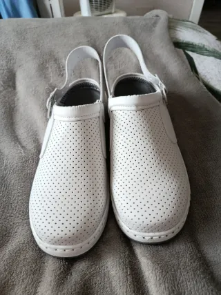 Zuecos de trabajo blancos