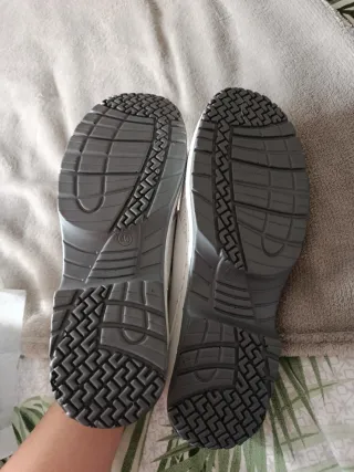 Zuecos de trabajo blancos