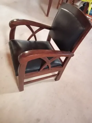 Sillón de madera y cuero