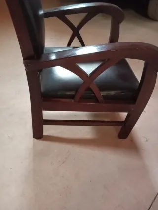 Sillón de madera y cuero
