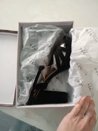 Zapatos de tacón alto negros nuevos sin usar.