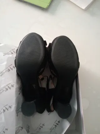 Zapatos de tacón alto negros nuevos sin usar.