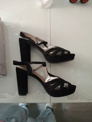 Zapatos de tacón alto negros nuevos sin usar.