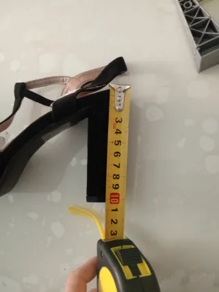 Zapatos de tacón alto negros nuevos sin usar.