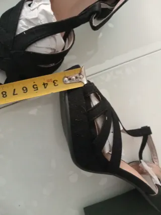 Zapatos de tacón alto negros nuevos sin usar.