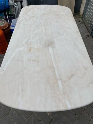 Mesa de mármol beige y blanco