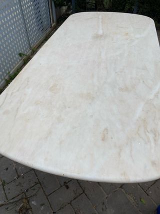 Mesa de mármol beige y blanco