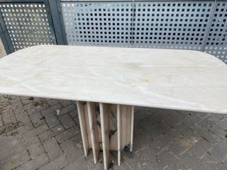 Mesa de mármol beige y blanco