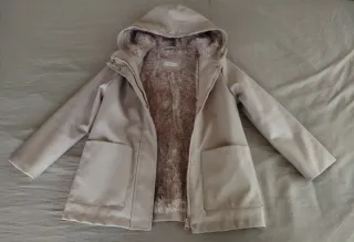 Abrigo niña Mango impermeable con capucha