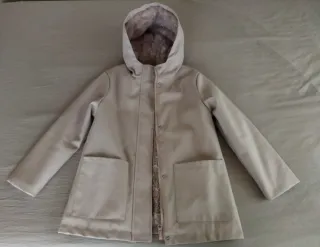 Abrigo niña Mango impermeable con capucha
