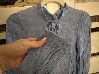 Blusa rosa y azul con cuello alto y lazada