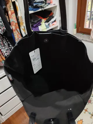 Borsa a spalla nera con zip e pompon