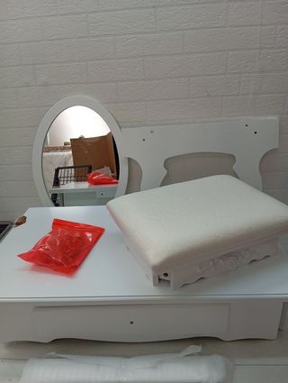 Tocador blanco con espejo ovalado