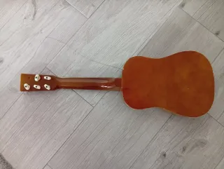 Ukelele marrón 4 cuerdas Le falta una clavija.