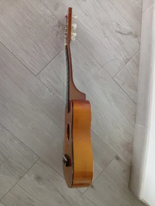Ukelele marrón 4 cuerdas Le falta una clavija.