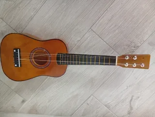 Ukelele marrón 4 cuerdas Le falta una clavija.