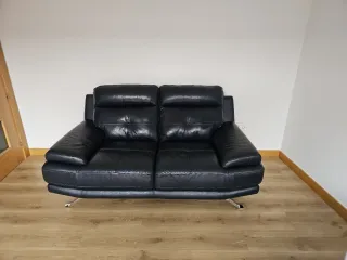 Sofá de piel negro
