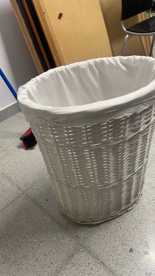 Cesta de mimbre blanca