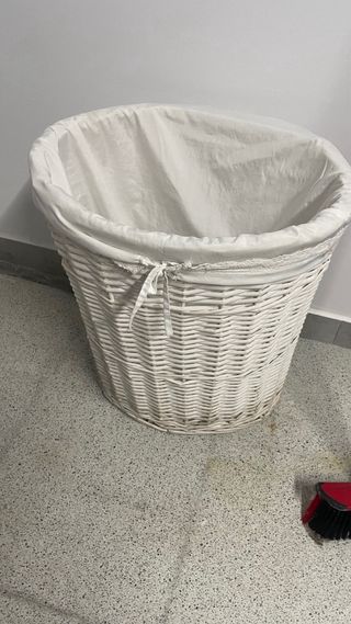 Cesta de mimbre blanca