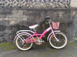 Bicicleta infantil rosa con cesta