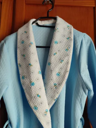 Bata azul mujer azul con cuello de flores.