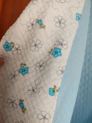 Bata azul mujer azul con cuello de flores.