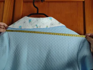 Bata azul mujer azul con cuello de flores.