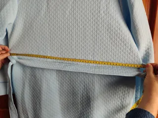 Bata azul mujer azul con cuello de flores.