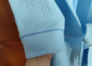 Bata azul mujer azul con cuello de flores.