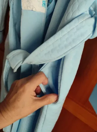 Bata azul mujer azul con cuello de flores.