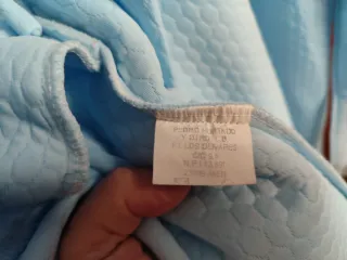 Bata azul mujer azul con cuello de flores.