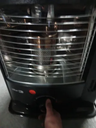 Estufa de parafina negra y plateada