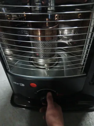 Estufa de parafina negra y plateada