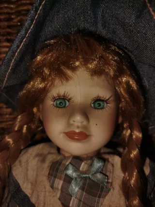 Muñeca de porcelana con sombrero