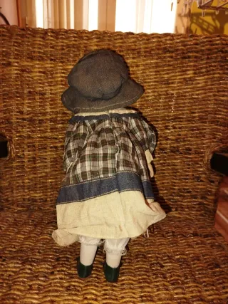 Muñeca de porcelana con sombrero