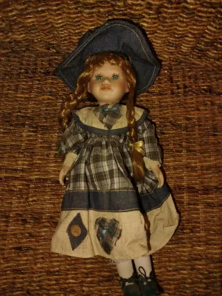 Muñeca de porcelana con sombrero