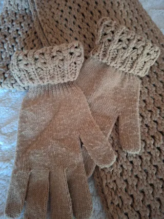 Bufanda y guantes de punto beige